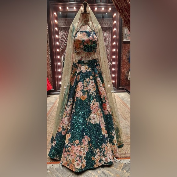 Sabyasachi Lehenga | Emerald Green aka  DILGULDASTA Lehenga - Picture 5 of 7
